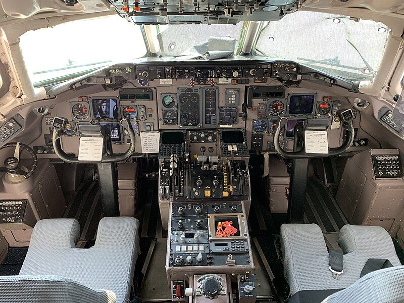 File:MD-90 Flight Deck.jpg