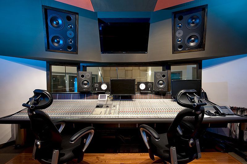 File:Mezzanine-control-room-Dubway-Studios.jpg