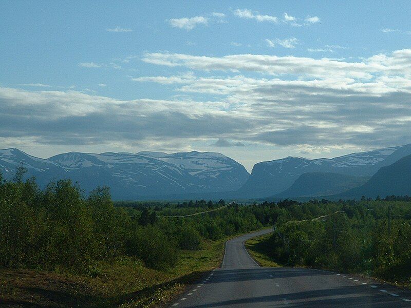 File:Nikkaluokta mountains.jpg