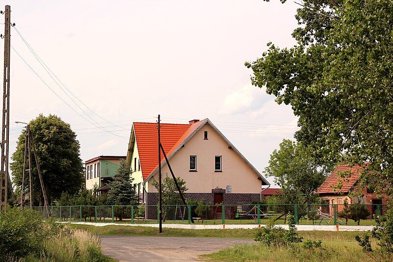 File:Orzeszków szkoła.JPG