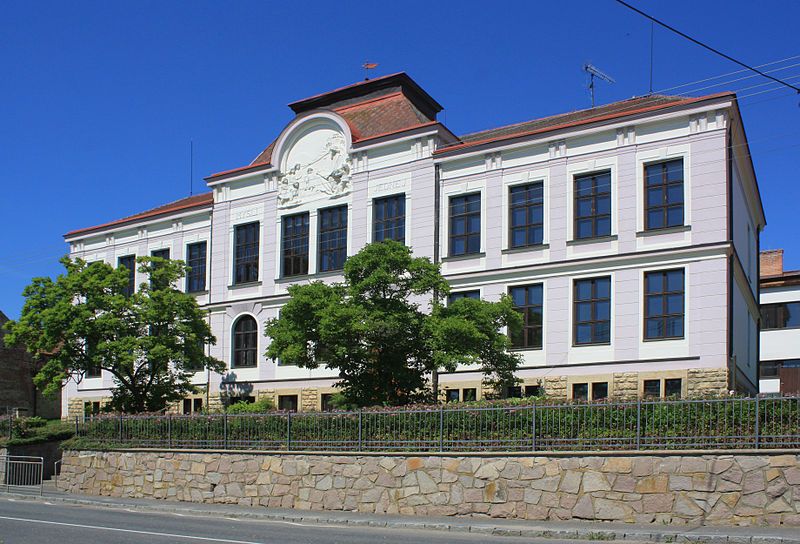 File:Osík, elementary school.jpg