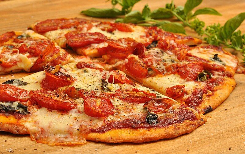 File:Pizza with tomatoes.jpg