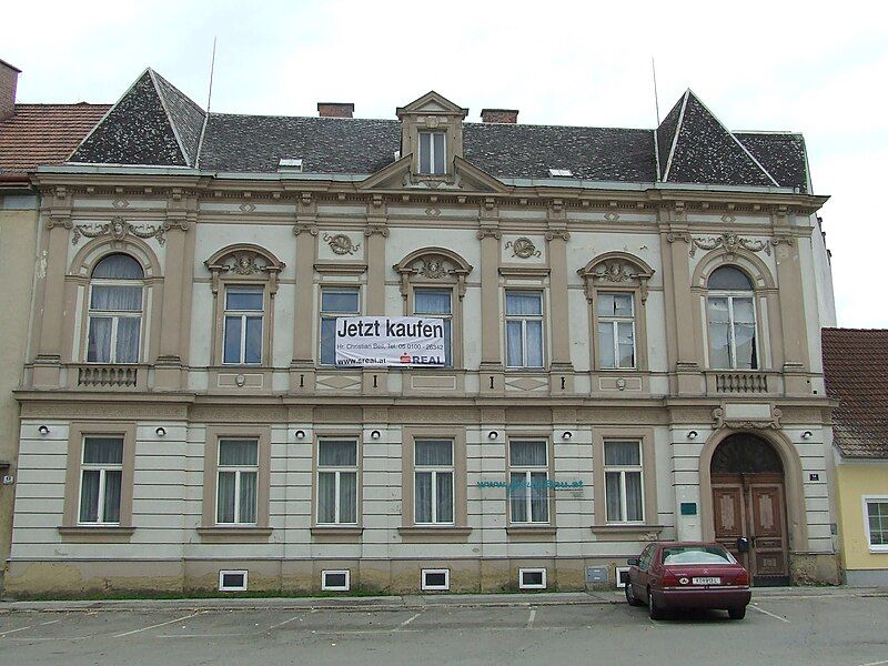 File:Rathausplatz14-17September2011.jpg