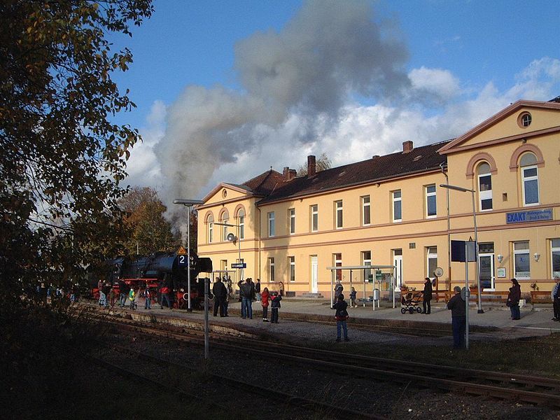 File:SchoeppenBahnhof.JPG