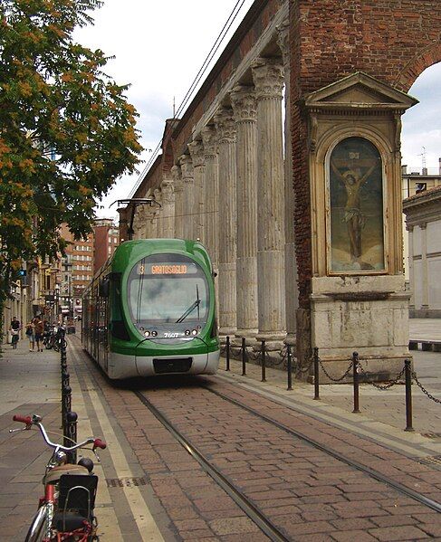 File:Tram Milano Colonne.JPG