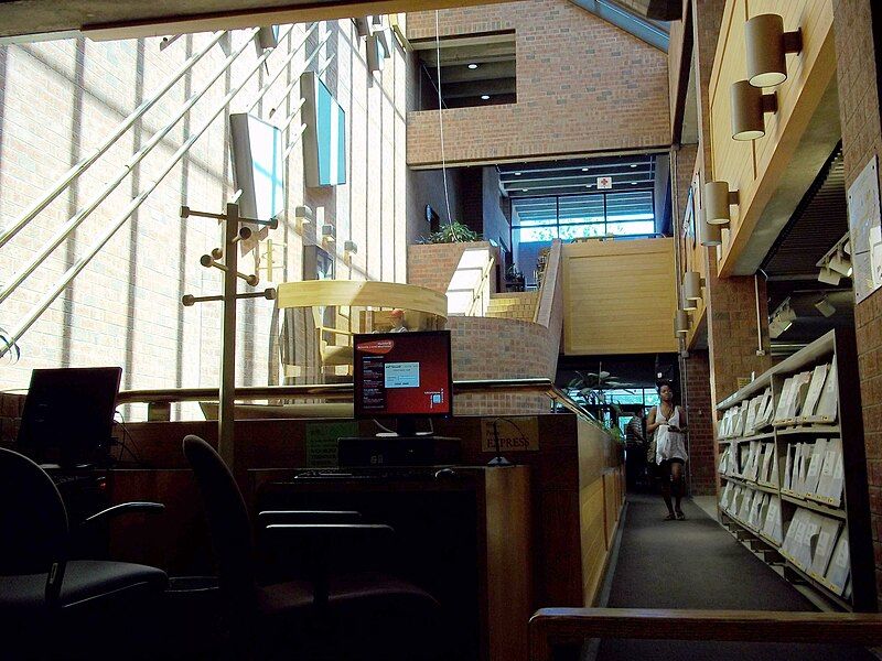 File:Bibliotheque Cote-des-Neiges interieur.jpg