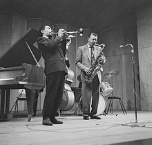 Sels (right) performs in Rotterdam with Ado Broodboom on trumpet (1960)