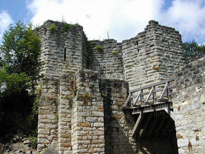 File:Chateau-Thierry castle entrance.jpg