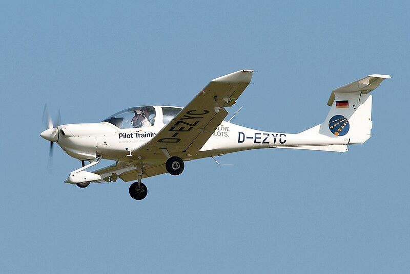 File:Diamond DA40 (8736184864).jpg