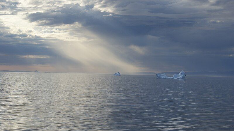 File:Disko-bay-rays.jpg