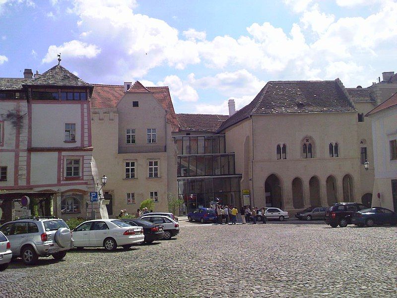 File:Gozzoburg Krems.jpg