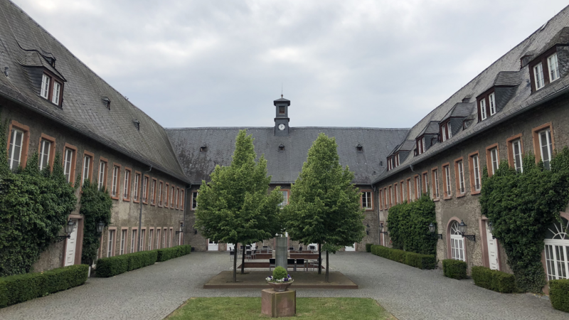 File:Innenhof Schloss Reichartshausen.png