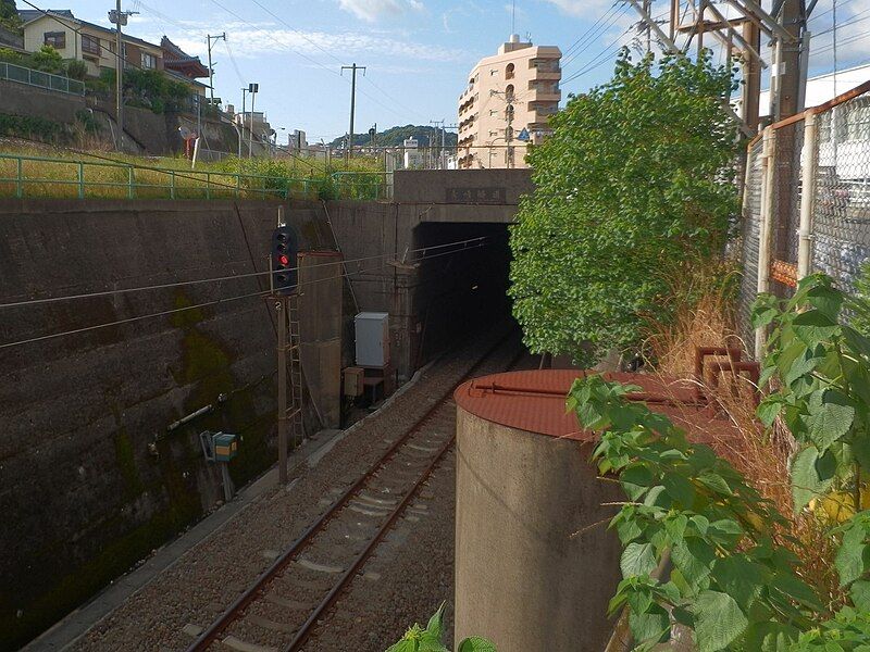 File:JR Nagasaki Tunnel.jpg