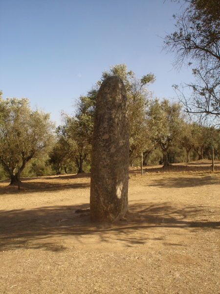 File:Menir Almendres.jpg