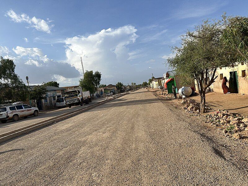 File:Street in Baligubadle.jpg