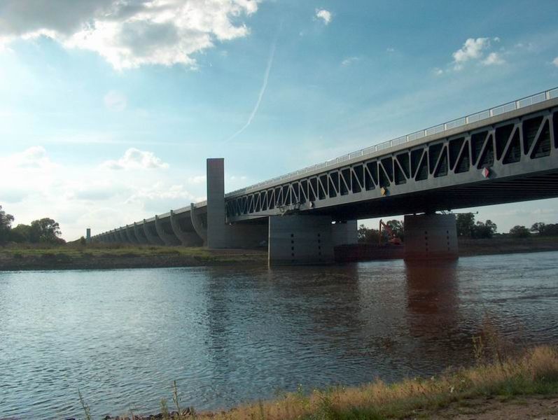 File:Trogbrücke Magdeburg.jpg