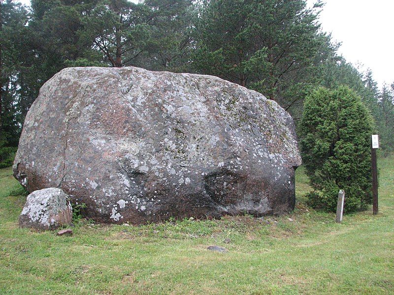 File:Tubala boulder 1.jpg