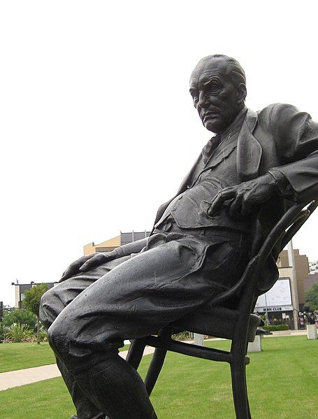 File:Vladimir Nabokov (statue).jpg