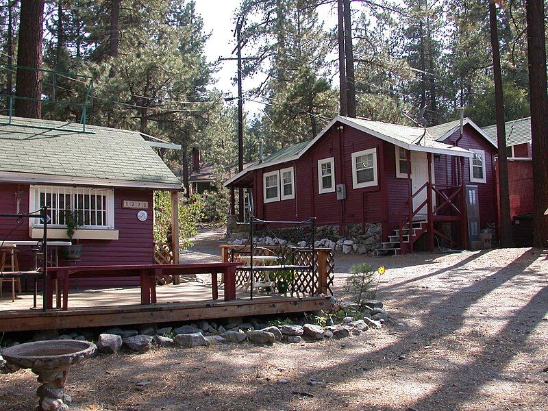 File:Wrightwood-cabins.JPG