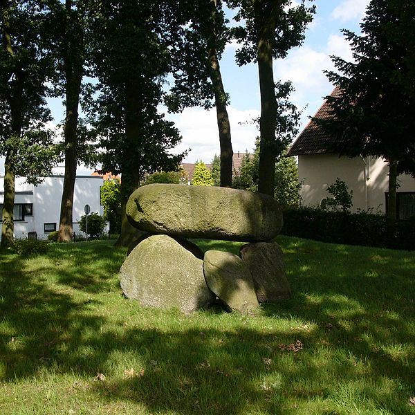 File:Dolmen-langen hg.jpg