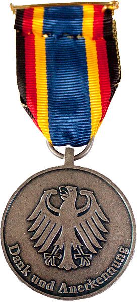 File:EinsatzmedallieFluthilfe2013hinten.jpg