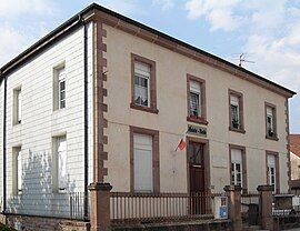 The town hall and school in Fays