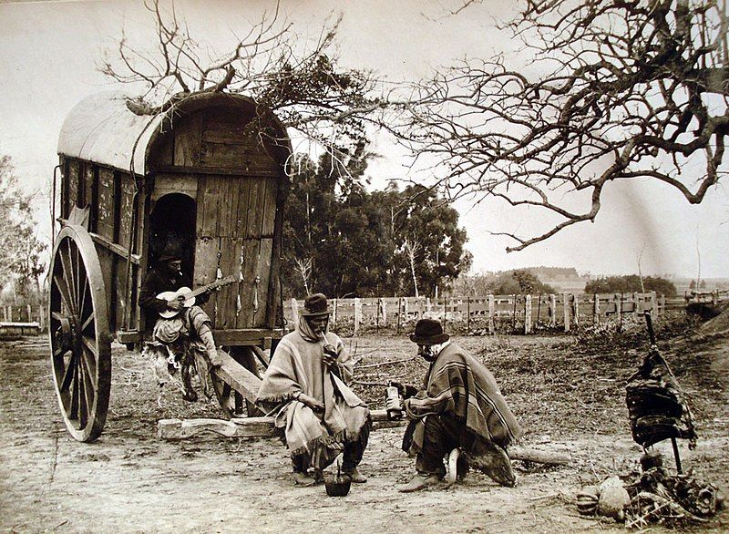 File:Gauchos mateando.jpg