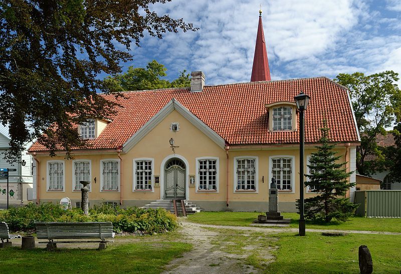 File:Haapsalu raekoda 2012.jpg