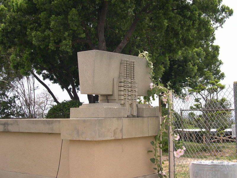 File:Hollyhock House planter.JPG