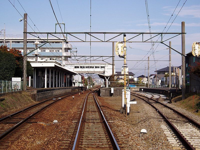 File:Izu-Nagaoka-Sta-inside.jpg