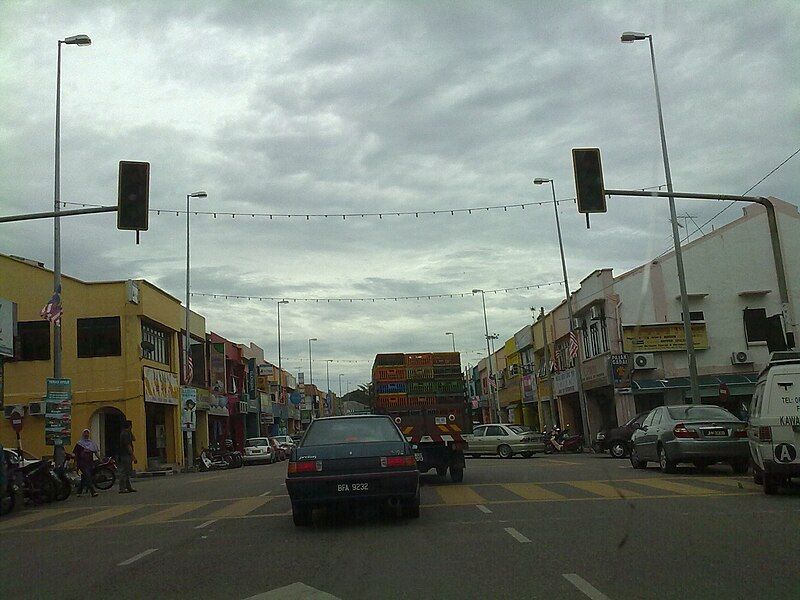 File:Jalan Utama Bahau.jpg