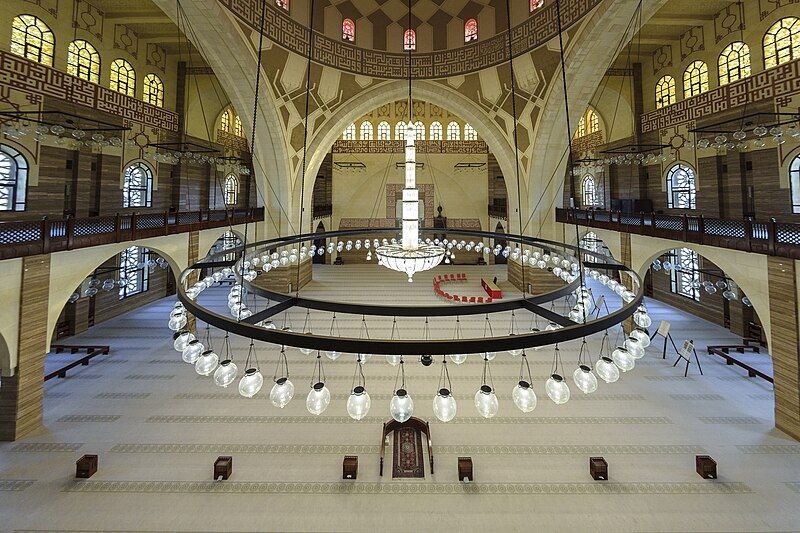 File:MainPrayerHallAlFatehMosque-sadoonsphotography.jpg