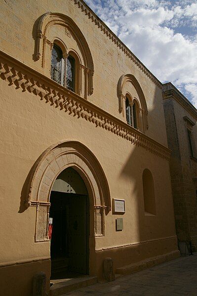 File:Mdina-palazzo-falzon.JPG