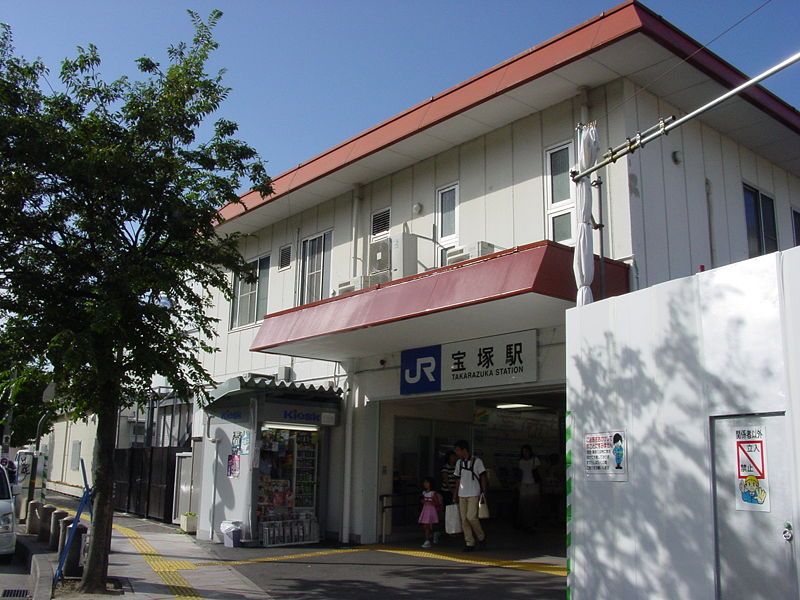 File:Takarazuka Station.JPG