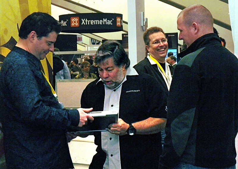 File:Woz signs Modbook.jpg