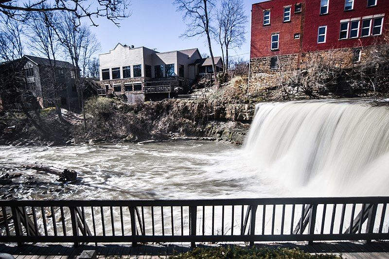 File:Chagrin Falls (26095778106).jpg