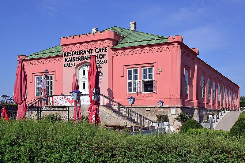 File:Ehemaliger Kaiserbahnhof Laxenburg.jpg