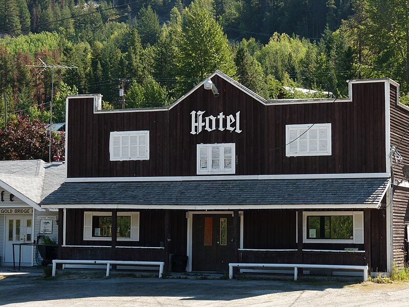 File:Gold bridge hotel.JPG