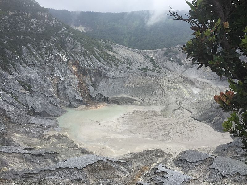 File:Gunung Tangkuban Parahu.jpg