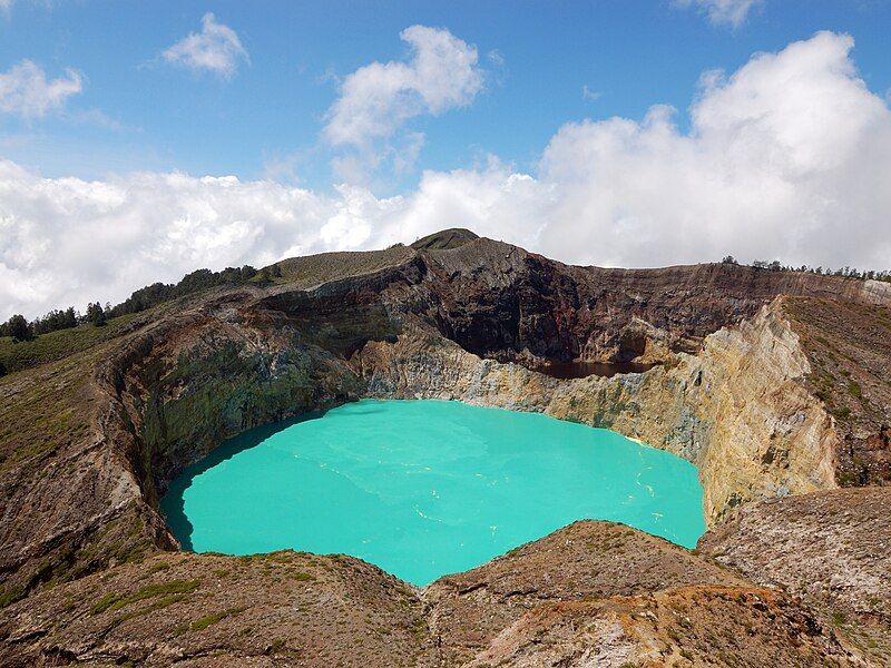 File:Kelimutu 2007-07-21.jpg