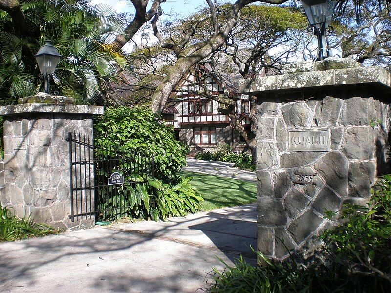 File:Kualii-Manoard-2859-gateposts.JPG