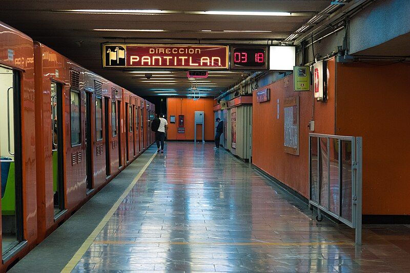 File:Metro Juanacatlán 2018.jpg