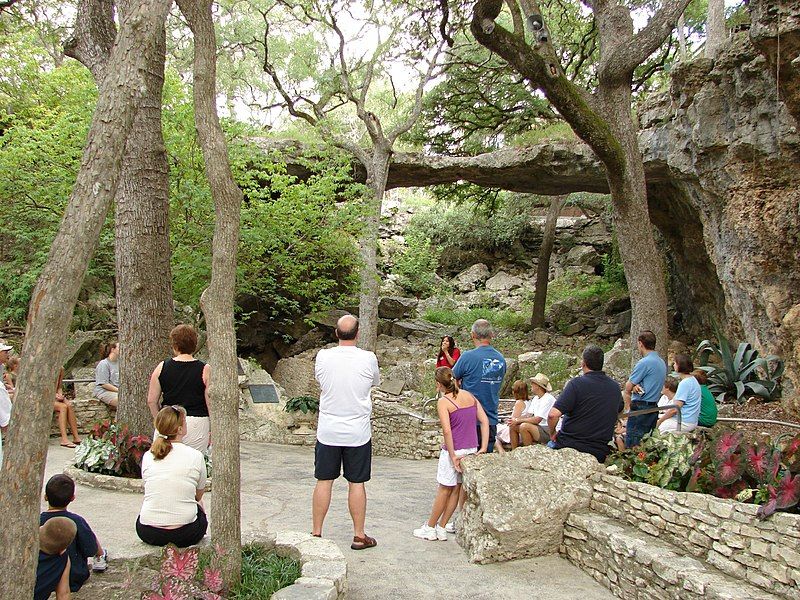 File:NaturalBridgeCaverns1.jpg