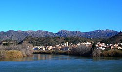 Tivenys over the Ebre river, the serra de Cardó mountain range in the background