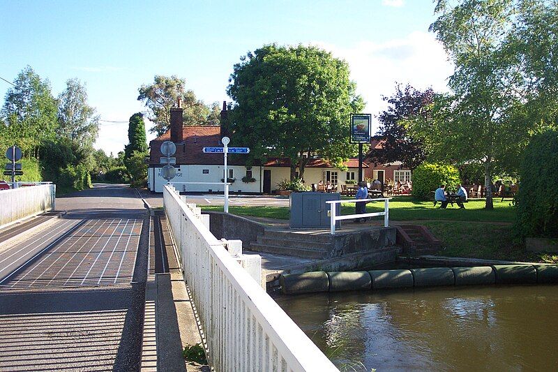 File:Woolhampton Swing Bridge.JPG