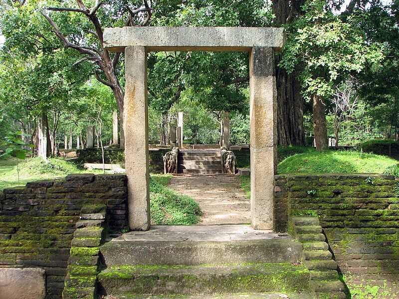 File:Anuradhapura 01.jpg