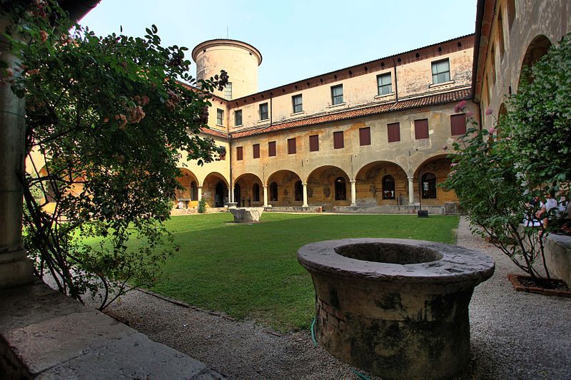 File:Chiostro Museo Civico.JPG