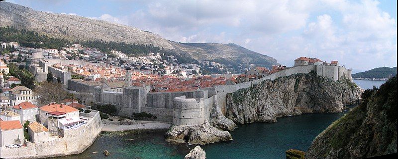 File:Dubrovnik Stadtmauer.jpg