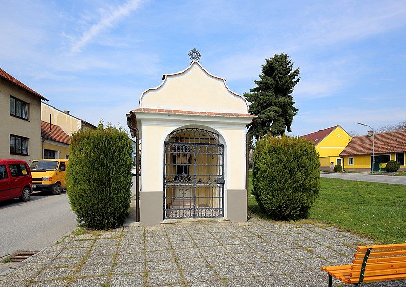 File:Enzersfeld - Nepomukkapelle.JPG