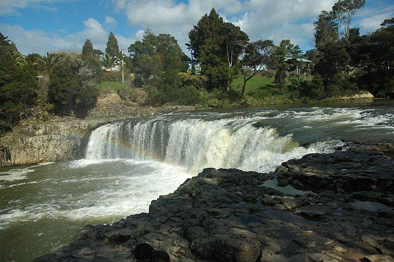 File:Haruru Falls.jpg